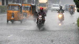 Hyderabad Rain: హైదరాబాద్ లో వర్షం.. పలు చోట్ల ట్రాఫిక్ జామ్..!