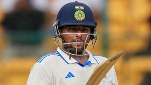 చరిత్ర సృష్టించిన సర్ఫరాజ్- ద్రావిడ్, గంగూలీ, సచిన్ తరువాత అతనే..!!