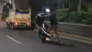 Hyderabad Viral Video: స్కూటీతో ప్రమాదకర విన్యాసాలు.. వైరల్ అయిన వీడియో..