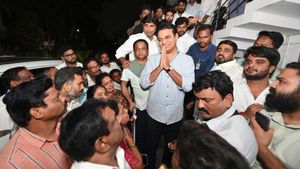 కేటీఆర్ ఇంటి వద్ద హైడ్రామా, ఉద్రిక్తత..!!