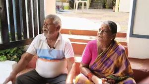 బంగారం కోసం.. కూతురి ఇంటి ముందు వృద్ధ తల్లిదండ్రుల ఆందోళన!