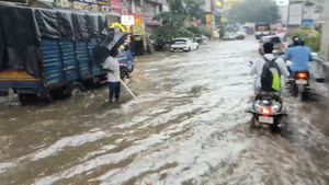 హైదరాబాద్‌లో భారీ వర్షం, రోడ్లు జలమయం: మరో 3 రోజులూ వర్షాలే