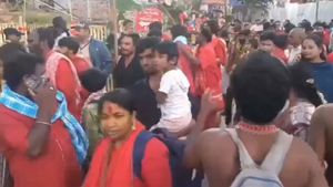 కనక దుర్గమ్మ ఆలయం `భవానీ`ల మయం