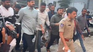 పాడి కౌశిక్ రెడ్డి అరెస్ట్: పోలీసుల అదుపులో హరీశ్ రావు