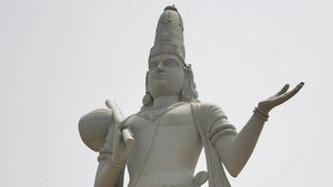 అన్నమయ్యకు శాంతా క్లాజ్ టోపీ-తిరుపతిలో అపచారం..!