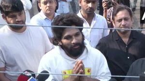 తన అరెస్ట్ పై అల్లు అర్జున్ అనూహ్య స్పందన - తేల్చేసారు..!!
