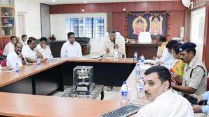 చంద్రబాబు ముందే ఛైర్మన్ Vs ఈవో వాగ్వాదం, రచ్చ..!!