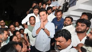 కేటీఆర్‌ ఇంటికి హుటాహుటిన లీగల్ టీమ్