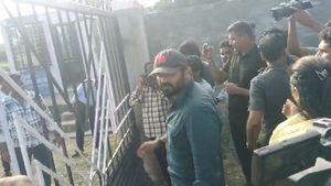 తిరుపతిలో రచ్చ రచ్చ-మోహన్ బాబు వర్సెస్ మనోజ్ బౌన్లర్ల పోరు-లాఠీచార్జ్..!