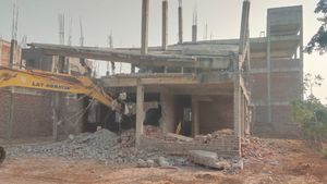 విల్లాలపై విరుచుకుపడిన హైడ్రా బుల్డోజర్లు