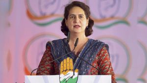 ప్రియాంక గాంధీ బుగ్గల్లా రోడ్లు: హైదరాబాద్‌లో బీజేపీ ఆఫీస్‌పై కోడిగుడ్లు 