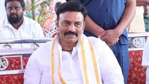  రఘరామ గుండెలపై కూర్చొని కొట్టిన వ్యక్తి అతనే..!!
