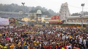 కలియుగ వైకుంఠం..కొండ నిండా జనం