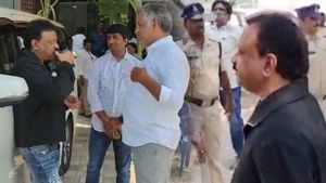 పోలీస్ ఎంక్వైరీకి హాజరైన డైరెక్టర్ ఆర్జీవీ.. వర్మను కలిసిన వైసీపీ నేతలు