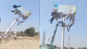 వీడియో: హైడ్రా తాజా కొరడా- హోర్డింగ్సూ నేలమట్టం