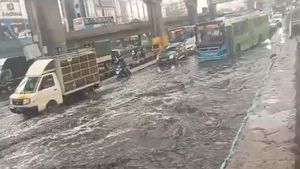 వర్షబీభత్సానికి ఒకరు బలి: హైదరాబాద్, విశాఖ విమానాలు మళ్లింపు
