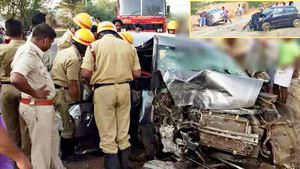 ఘోర రోడ్డు ప్రమాదం.. డిప్యూటీ కలెక్టర్ మృతి, నలుగురికి తీవ్ర గాయాలు