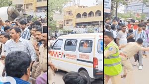 ట్రాఫిక్ పోలీసుల నిర్లక్ష్యం.. యువకుడి తలపై నుంచి వెళ్లిన ఆర్టీసీ బస్సు