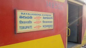 రాయలసీమ ఎక్స్‌ప్రెస్‌లో భారీ దోపిడి.. ఎంత దోచుకెళ్లారంటే ? 