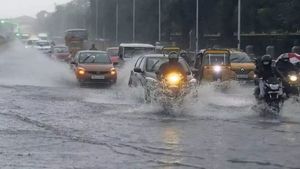 ALERT: హైదరాబాద్​ లో భారీ వర్షం.. చెరువులను తలపిస్తున్న రోడ్లు 