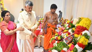 గృహప్రవేశం చేసిన చంద్రబాబు - పసందైన విందు, భువనేశ్వరి స్వయంగా..!!