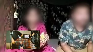  వామ్మో ఇదేం అరాచకం?.. డబ్బులిస్తే లైవ్‌లో శృంగారం, దంపతులు అరెస్ట్ 