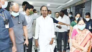 మాజీ సీఎం కేసీఆర్ కు అస్వస్థత .. ఏఐజీ ఆస్పత్రికి తరలింపు 