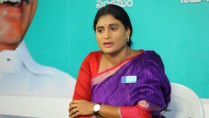 షర్మిల కు చెక్, సీన్ రివర్స్ - ఢిల్లీలో కీలక పరిణామాలు..!!