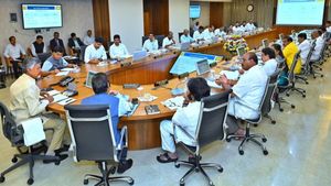  ఆ ఇద్దరు సీనియర్ మంత్రులపై చంద్రబాబు సీరియస్..!!