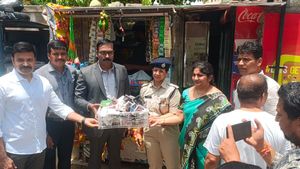 విజయవాడలో కాలేజీల వద్ద 