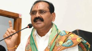  అవినీతి అనకొండ, లక్షన్నార చీర - మహిళా ఐఏఎస్ పై భూమన సంచలనం..!!