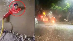 అయ్యో జొమాటో బ్రదరూ.. ఫుడ్ డెలివరీకి వెళ్తూ.. డ్రైనేజీలో కొట్టుకుపోయాడు..  
