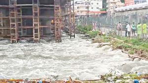 మూసీ ఉగ్రరూపం.. ఆ రూట్లలో రాకపోకలు బంద్..
