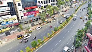 వాహనదారులకు బిగ్ అలర్ట్.. ఆ ఏరియాలో ORR సర్వీస్ రోడ్డు క్లోజ్..