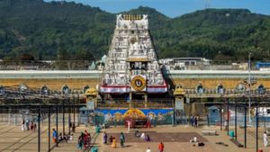 శ్రీవారి ఆలయం బంగారు వాకిలి వద్ద.. 