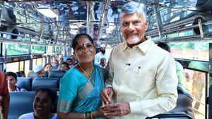 ఉచిత బస్సెక్కి మహిళలు, రైతులతో చంద్రబాబు ఆసక్తికర సంభాషణ!