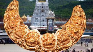  వెంకన్నకు అమూల్యమైన పసిడి చంద్రవంక కంఠి: తెలంగాణ ఎంపీ భారీ విరాళం 