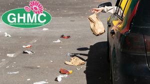 హైదరాబాద్ వాసులకు GHMC హెచ్చరిక.. రోడ్డుపై చెత్త వేస్తే జైలుకే !