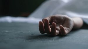 బట్టలు లేకుండా మహిళ మృతదేహం.. మూసీ మర్డర్ మిస్టరీ..!