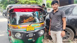 వాట్సాపా మజాకా.. గంటలో దొంగను పట్టించిందిగా..