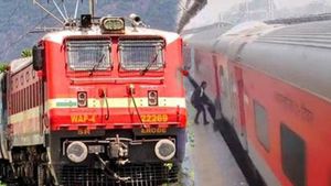  జారిపడిన ప్రయాణికుడి కోసం వెనక్కు మళ్లిన రైలు..!!