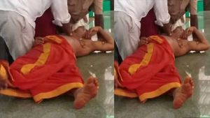 దసరా పండుగ నాడే తీవ్ర విషాదం.. ఆలయంలోనే కుప్పకూలిన అర్చకుడు !!