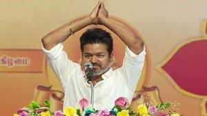 రిసార్ట్ లో 50 రూములు బుక్ చేసిన విజయ్- నో మీడియా