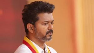 ఊబి నుంచి బయటపడటానికి విజయ్ విశ్వ ప్రయత్నాలు- వీడియో కాల్ లో