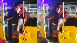 వైరల్‌ వీడియో: నడిరోడ్డుపై ఆటో డ్రైవర్ హల్ చల్.. ఆటో నడుపుతూనే అమ్మాయితో.. 