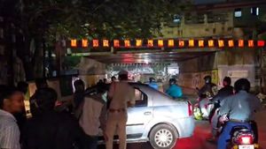 కాచిగూడ రైల్వే ట్రాక్‌ పై కారు కలకలం.. పోలీసులు హై అలర్ట్..