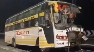 లారీని గుద్దిన Kaveri Travels బస్సు- నుజ్జు నుజ్జు