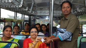  ఉచిత బస్సులో నారా భువనేశ్వరి ప్రయాణం, ఆధార్ అడగటంతో..!!