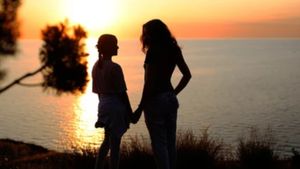 బయట బ్రతకనివ్వరనే భయంతో.. మైనర్ కుమార్తెను ఓ తల్లి  ఏం చేసిందంటే!