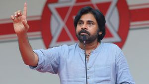 పవన్ కళ్యాణ్ సంచలన నిర్ణయం.. జీహెచ్‌ఎంసీ ఎన్నికల్లో 